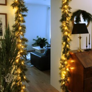 Weihnachtlich dekorieren ohne Kitsch. Tanngengirlande im Türrahmen mit Lichterkette